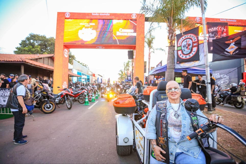 Melhor idade acelera no Capital Moto Week e mostra que paixão pelo motociclismo atravessa gerações